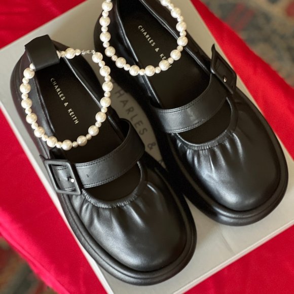 Charles & Keith Black Flats with Pearl Detail - Picture 2 of 4